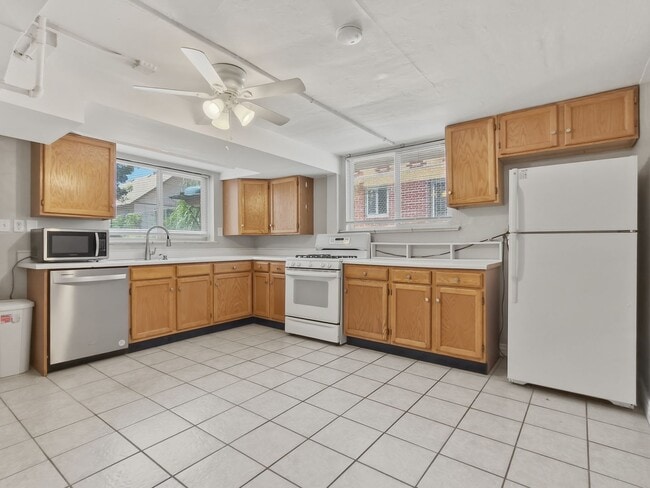 Building Photo - Beautiful 2 Bed, 1 Bath Garden-Level Apartment in Sunnyside!
