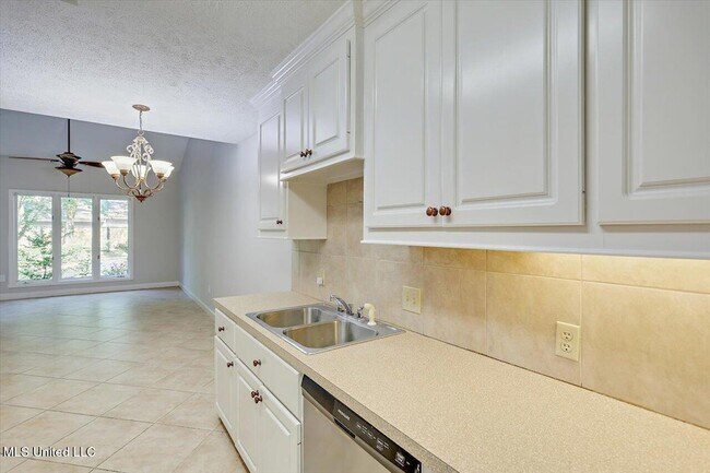 Building Photo - 200 Woodgreen Dr