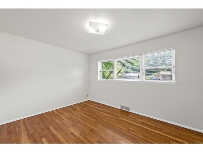 Building Photo - 718 Wenneker Dr