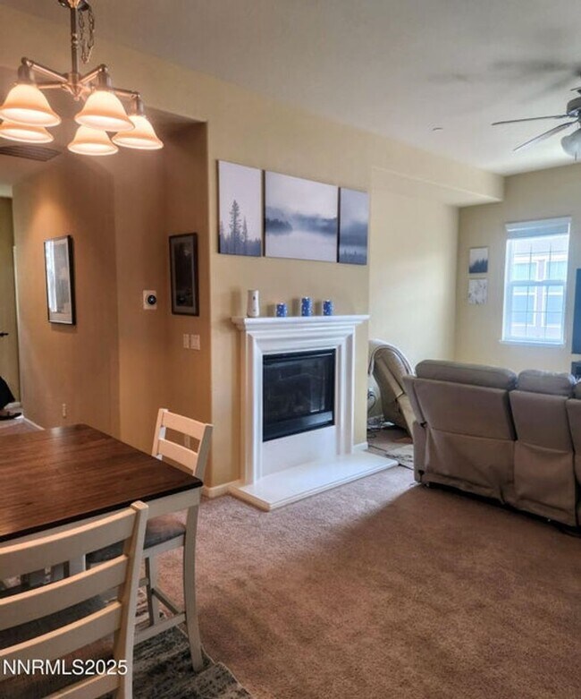 Building Photo - 2 bedroom 2 bathroom 1 car garage townhouse