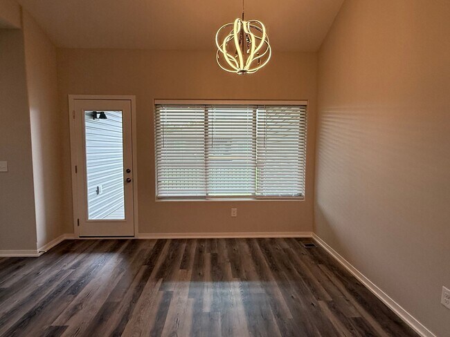 Building Photo - Beautiful 3 bedroom/3 bath daylight ranch townhome in SE Lincoln