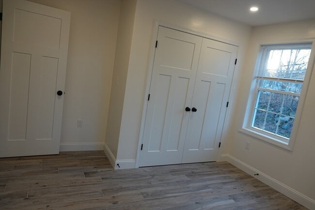 Building Photo - 6 Pondover Rd