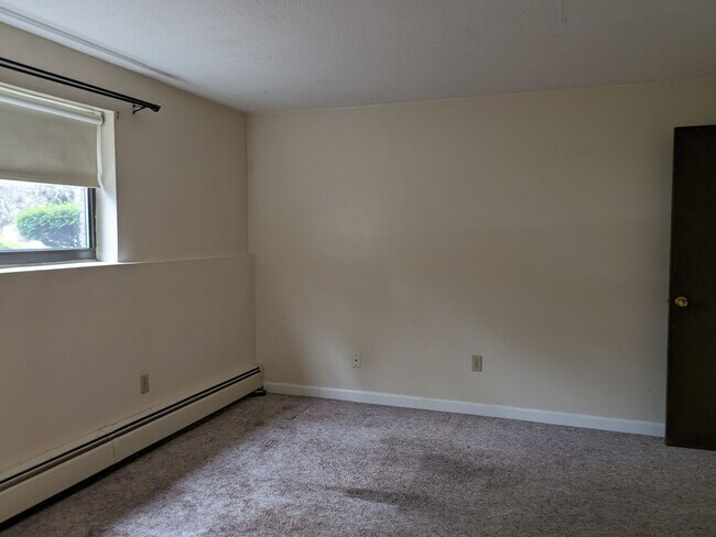 Building Photo - PENDING - Spacious 1 bedroom garden style condo at King's Court Condominiums