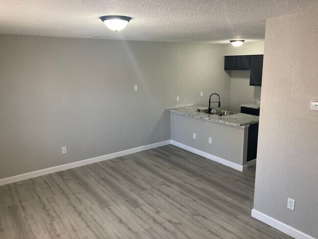 Building Photo - 2 Bedroom , 1 Bathroom Apartment!