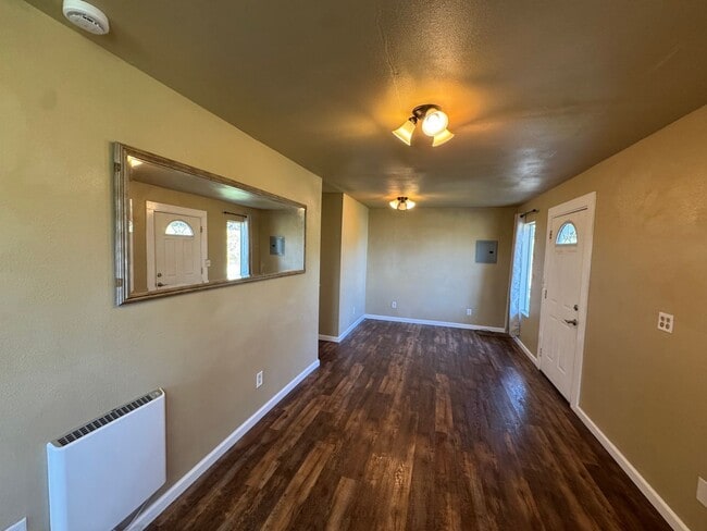 Building Photo - 2 Bedroom 1 Bathroom ADU