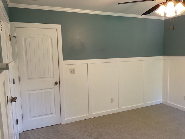 Building Photo - 4 Bedroom 2.5 Bathroom located in Old Mill...