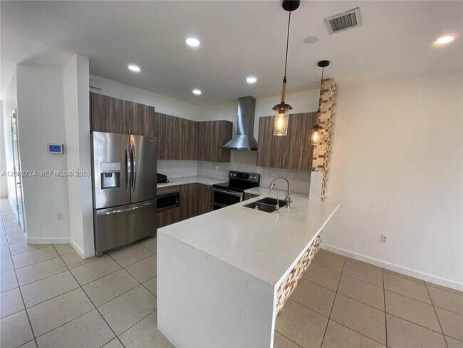Building Photo - 343 NE 37th Terrace