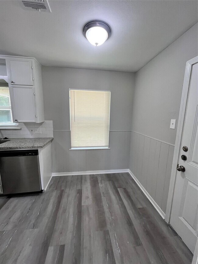 Building Photo - 1001 Mac Dr