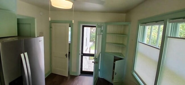 Building Photo - 923 NE 2nd St