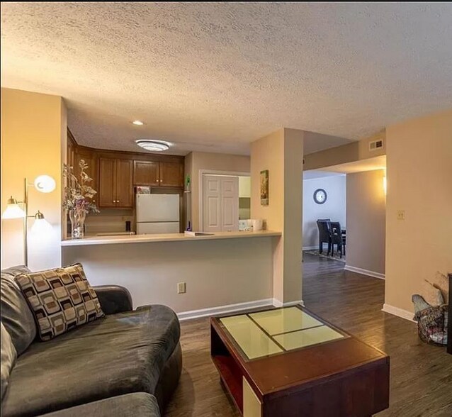 Building Photo - 800 Meadowview Dr