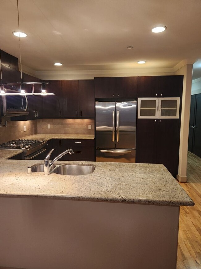 Building Photo - Issaquah Condo 2 Bed 2 Bath Secure Parking Peekaboo View