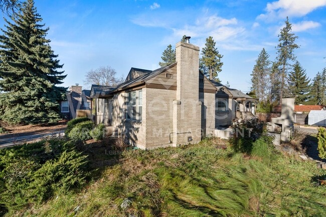 Building Photo - South Hill Charm