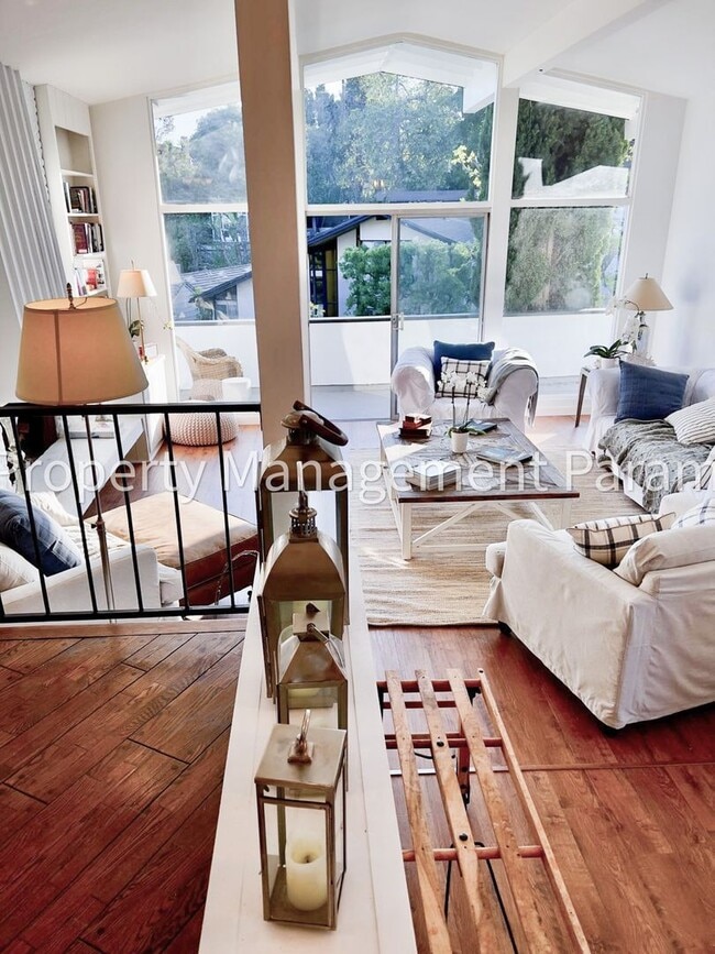 Building Photo - Furnished Brentwood Hills Retreat with Tim...