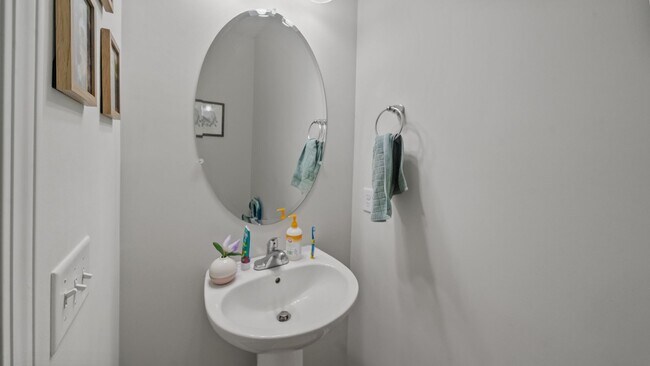 Building Photo - Stylish 3 Bedroom Townhome in The Commons – Richmond Hill Living at Its Finest