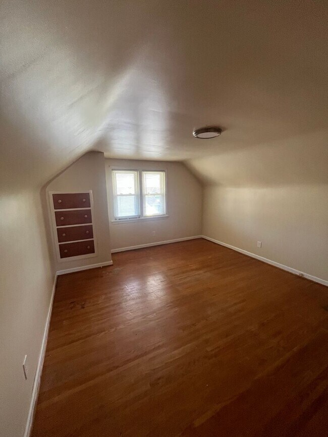 Building Photo - 3 Bedroom Home with In-Law Suite Available Near Rochester General