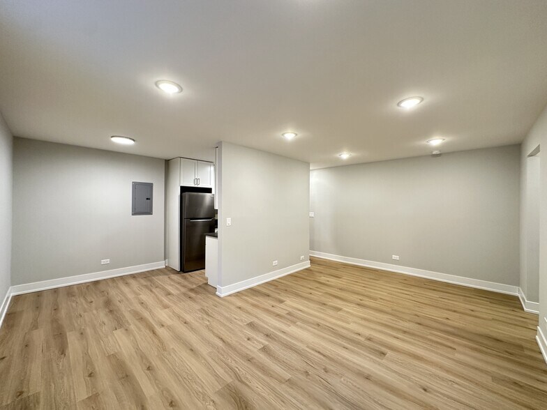 Building Photo - 531 W Aldine Ave