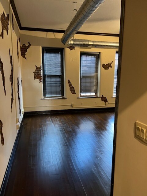 Building Photo - 8 E Main St