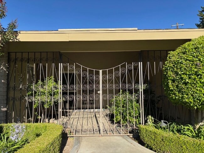 Building Photo - Beautiful 3 Bedroom / 2 Bathroom Home in S...