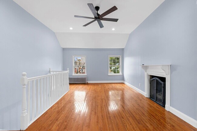 Building Photo - 537 E Girard Ave