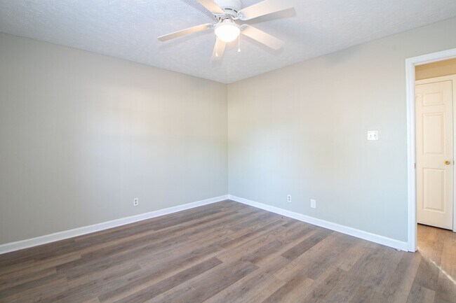 Building Photo - 670 Artic Ave
