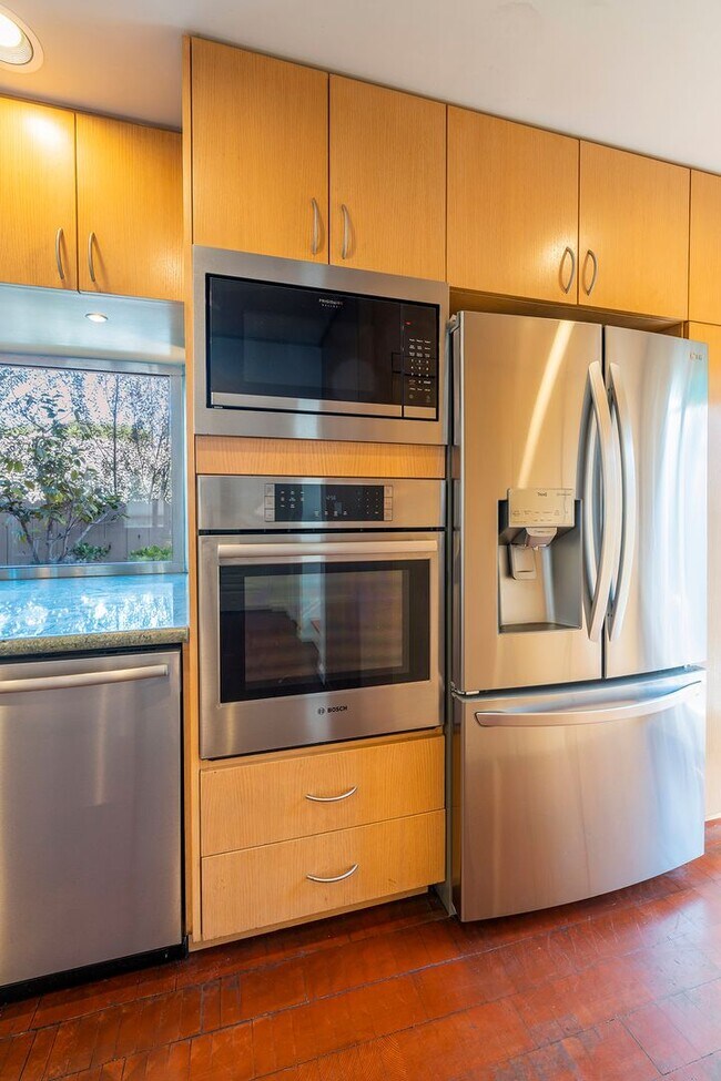 Building Photo - Warm & Inviting Manhattan Beach Rental Home!