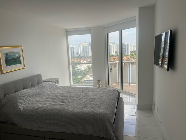 Building Photo - 3640 Yacht Club Dr