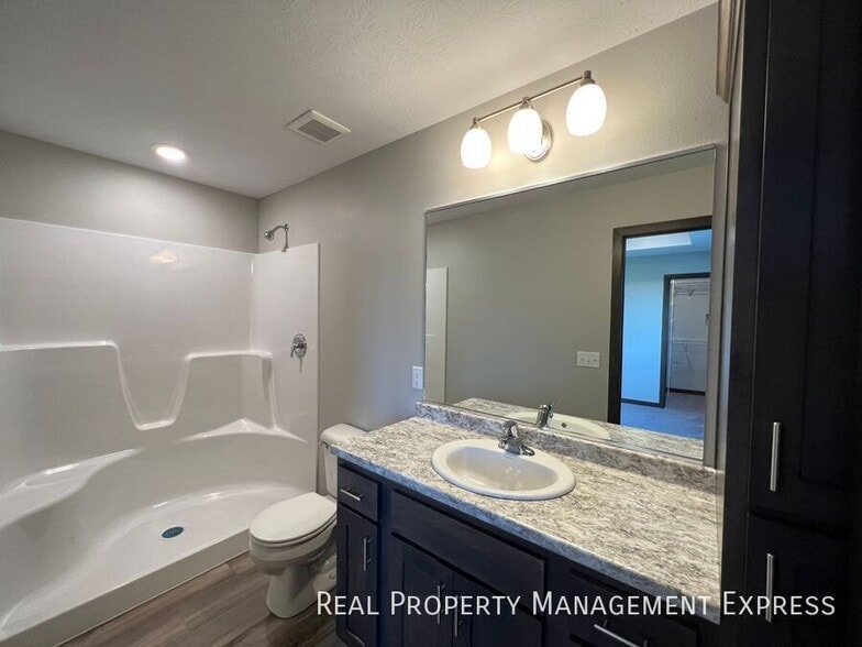 Building Photo - 3 Bed 2 Bath Townhome w/ Double Garage in ...