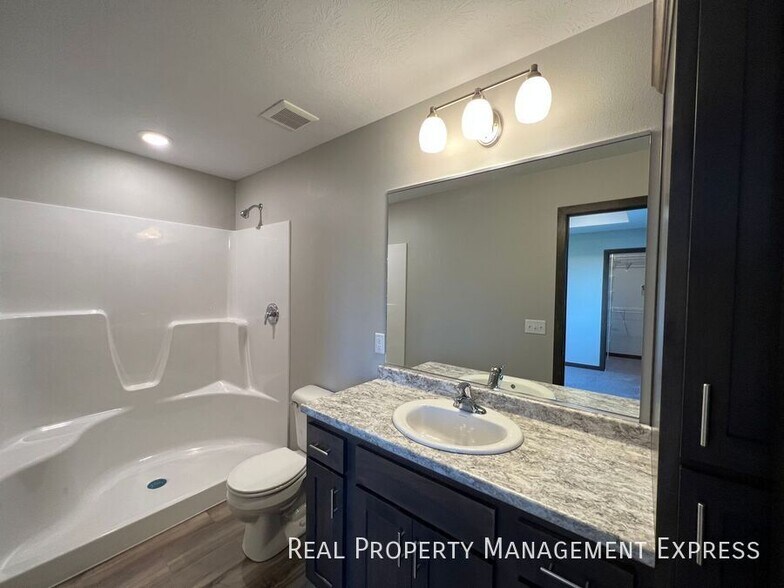 Building Photo - 3 Bed 2 Bath Townhome w/ Double Garage in Southeast SF