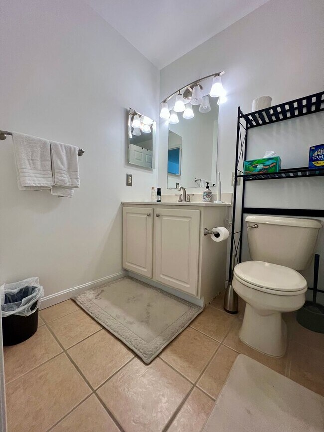 Building Photo - Stunning 3-Bedroom Townhome with 1-Car Gar...