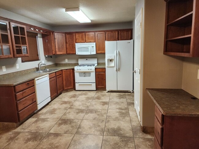 Building Photo - Charming Townhome