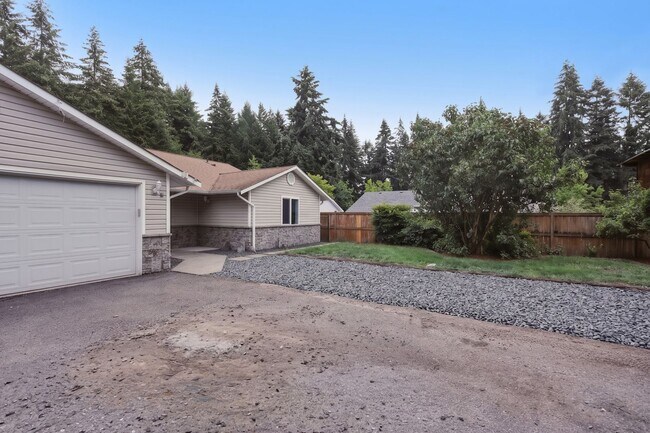 Building Photo - Beautifully Updated 3-Bedroom Rambler with Open Floor Plan & Private Fenced Yard