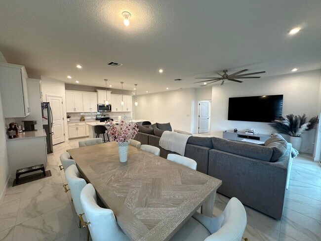 Building Photo - 10230 SW Orana Dr