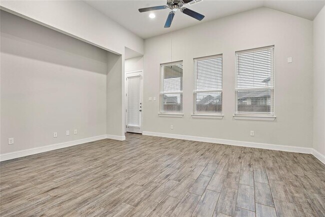 Building Photo - 2004 Highland Ridge Rd