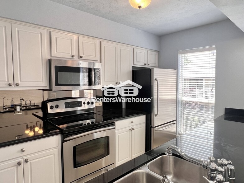 Building Photo - 5928 Sandhurst Ln