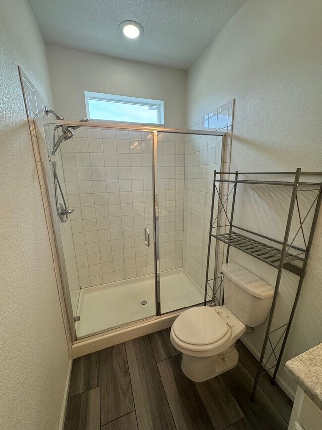 Building Photo - 3 Bed 3 Bath - Duplex Townhome Available i...