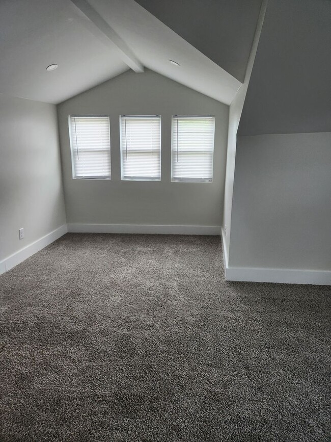 Building Photo - Beautifully Renovated Home Walkable to Dow...