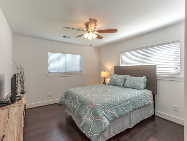 Building Photo - 9806 Cliffwood Dr