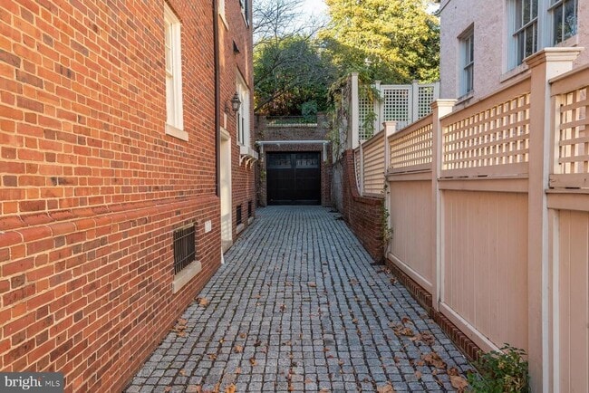 Building Photo - 2425 California St NW