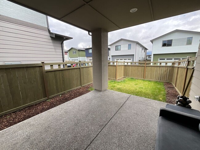 Building Photo - Stunning Black Diamond home-Ten Trails (Pinewood Plan) - Available Early to Mid June
