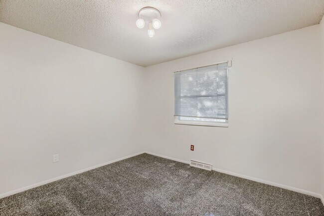 Building Photo - 4298 Sumac Ct