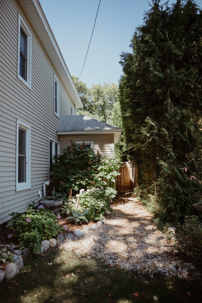 Building Photo - 108 W 6th St