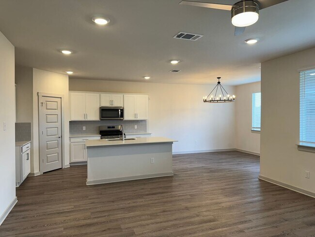 Building Photo - Ready for move-in! Spacious 4-bedroom, 3-b...
