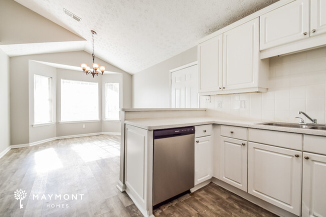 Building Photo - Bright 3 Bedroom Home