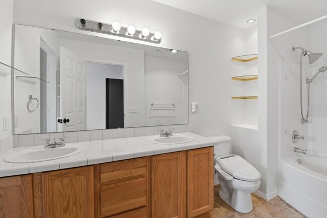 Building Photo - 3Bd/2.5Ba Edmonds Townhome