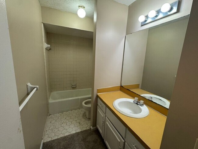 Building Photo - 228 Hearthstone Dr