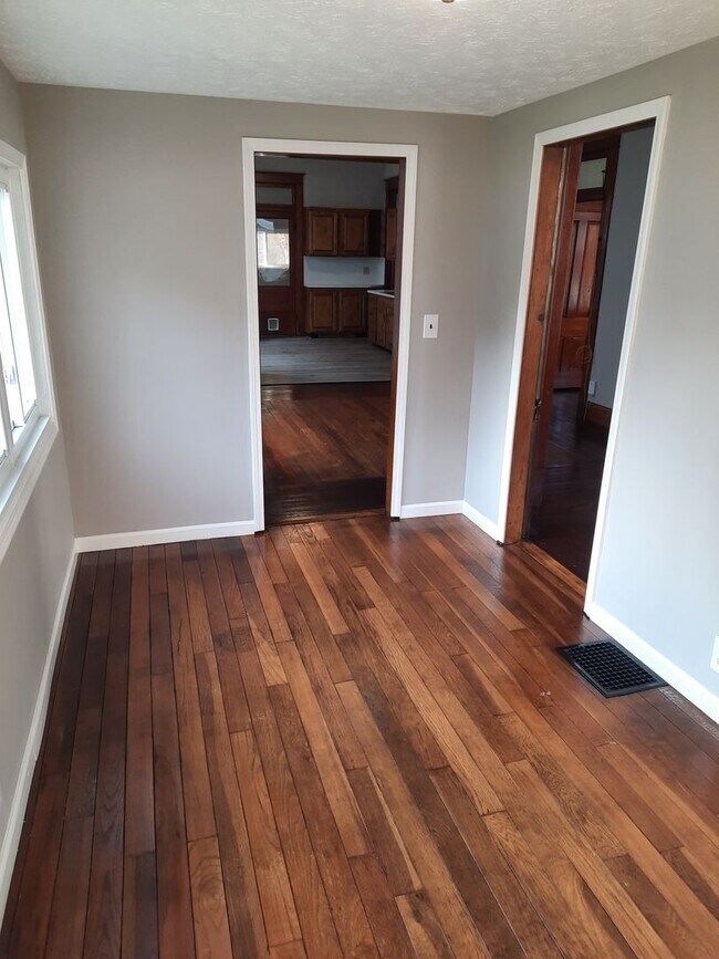 Building Photo - Lovely 3 bedroom 1 bath home