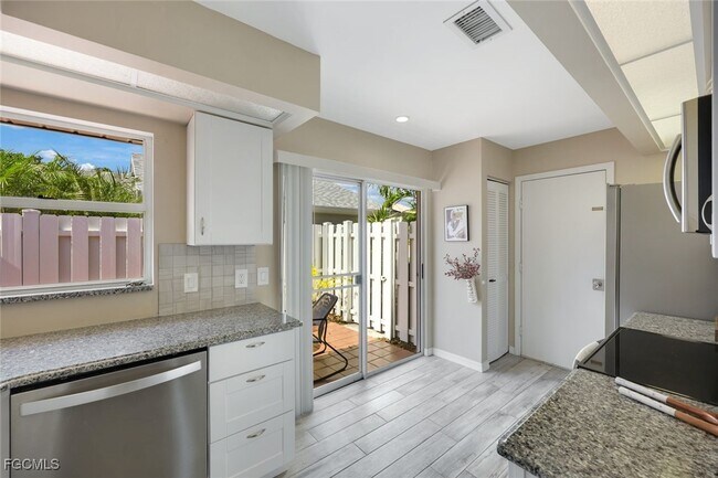Building Photo - 14871 Crescent Cove Dr