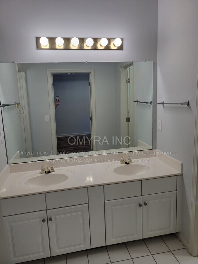 Building Photo - Gorgeous Newly Renovated 3 Bedroom House i...