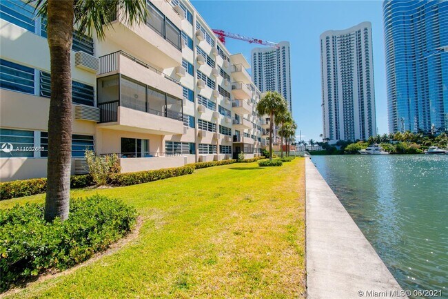 Building Photo - 220 Kings Point Dr