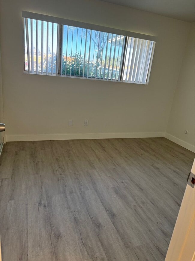 Building Photo - Fully Renovated 2 bedroom 1 Bath Condo Water/Trash/Sewer Included!!!